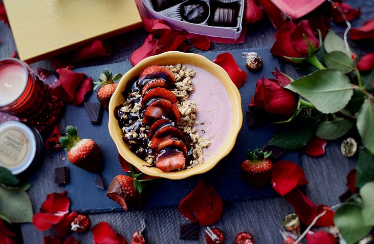 Chocolate strawberry bowl from an smoothie bowl franchise.